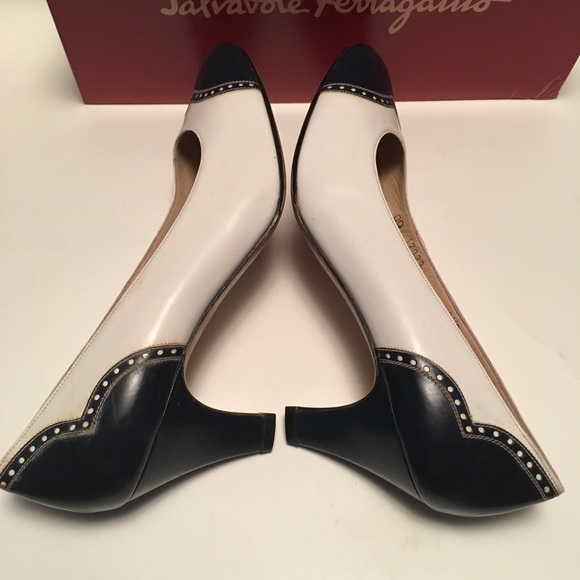 Salvatore Ferragamo wing tipped, navy Vintage pump - Picture 3 of 8